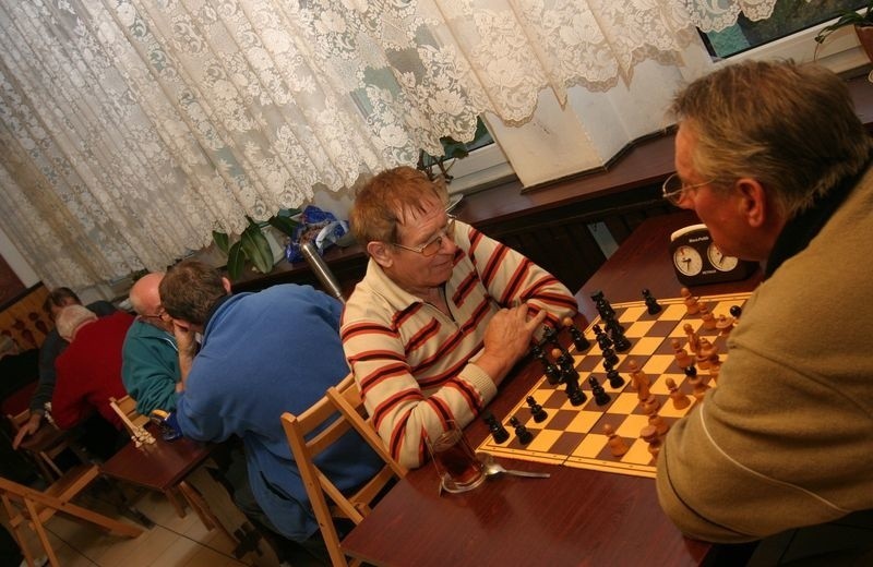 Marian Orłowski (z lewej) i Tadeusz Dubel grają w szachy w...
