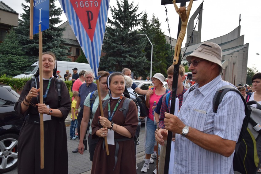 36. Oświęcimska Piesza Pielgrzymka na Jasną Górę już w drodze. Do Czarnej Madonny dotrą w niedzielę [ZDJĘCIA, WIDEO]