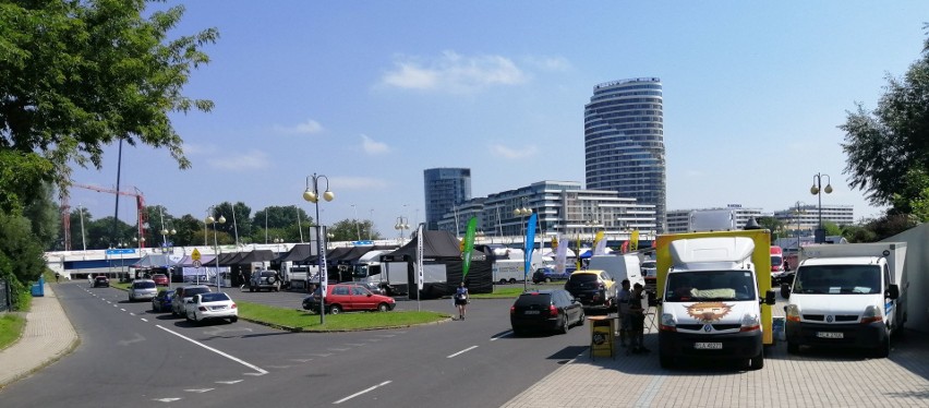 Na parkingu przy hali Podpromie powstało już rajdowe...