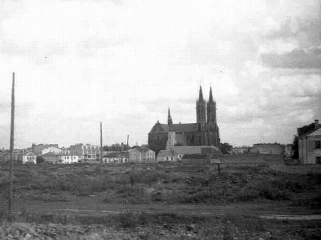 Taką zrujnowaną w czasie wojny panoramę centrum Białegostoku utrwalił Wacław Miłaszewicz