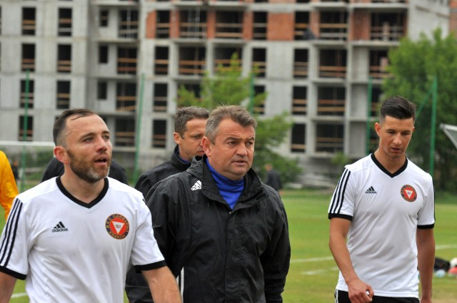 Garbarski tercet – od lewej: obrońca Petar Borovicanin, trener Mirosław Hajdo i pomocnik Michał Kitliński