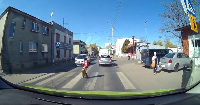 Prawie przejechał pieszą na pasach w Bydgoszczy. "I jeszcze się pluje. Co za gościu..." [zobacz wideo]