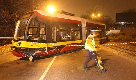 Po zderzeniu z autem tramwaj stanął w poprzek jezdni blokując ulicę Zgierską (aktual. 2, wideo)