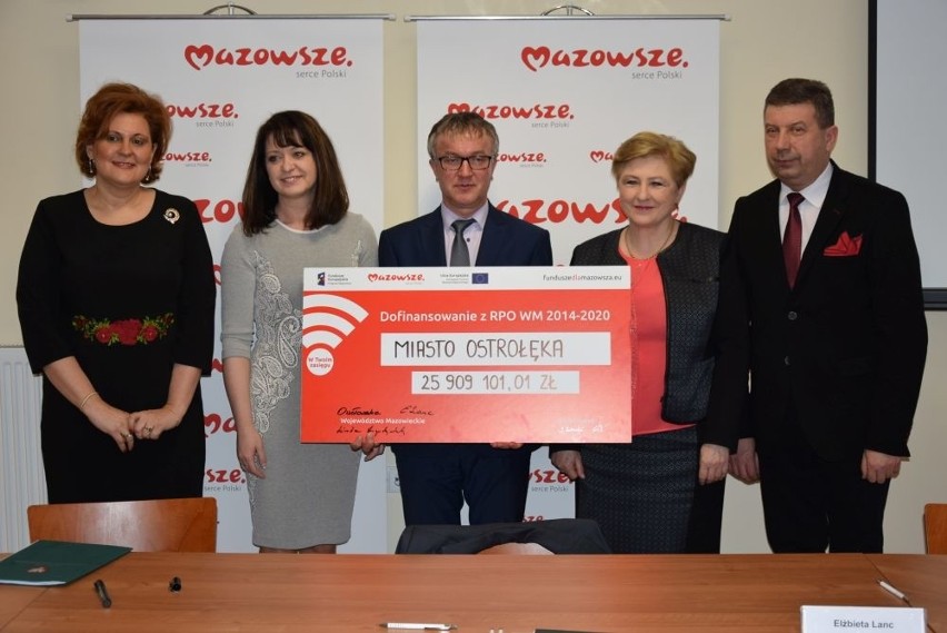 26 milionów dla Ostrołęki, miliony dla powiatów. Umowy na dofinansowanie podpisane [ZDJĘCIA]