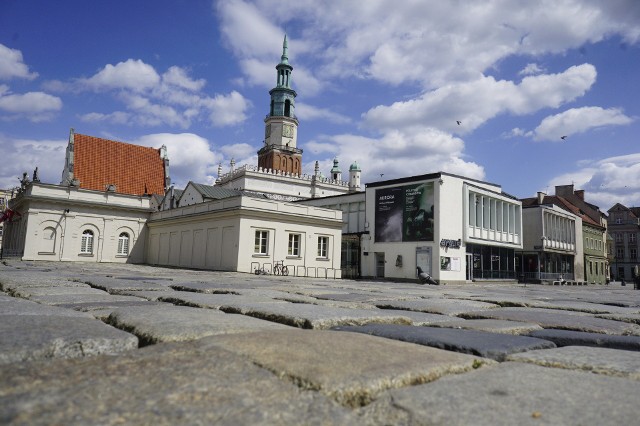 Już niedługo z nawierzchni Starego Rynku w Poznaniu zniknie stary bruk.