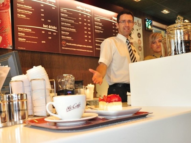 Oprócz fast foodów w tarnobrzeskim lokalu jest kawiarnia, gdzie można zjeść coś słodkiego oraz napić się kilku rodzajów kaw.