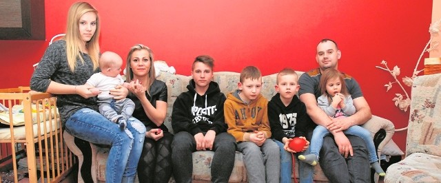 Od lewej: Klaudia, malutki Szymek, mama Aneta, Hubert, 9-letni Szymon, Przemek i tata Maciej z córką Niną na kolanach