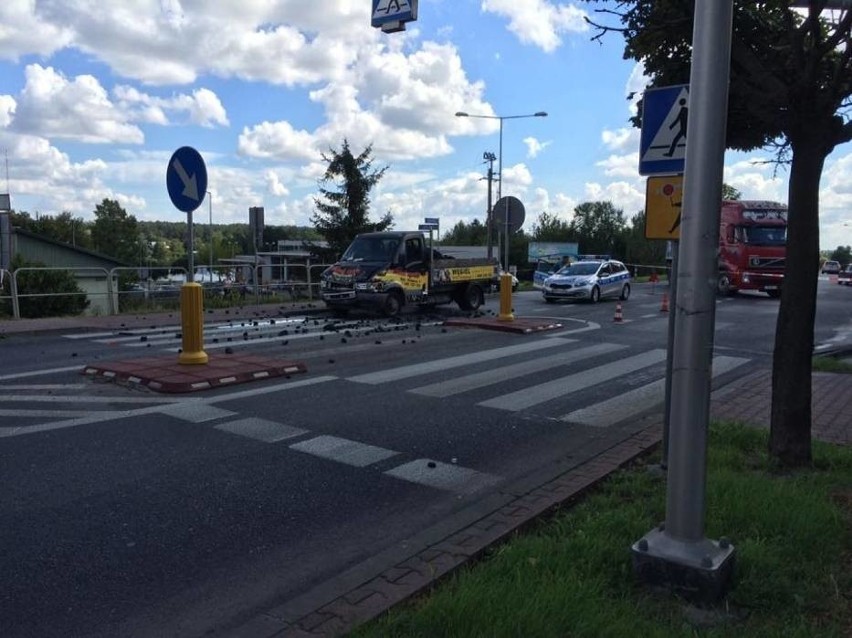 Ryki: Opel potrącił pieszych na przejściu, bo wjechała w niego ciężarówka