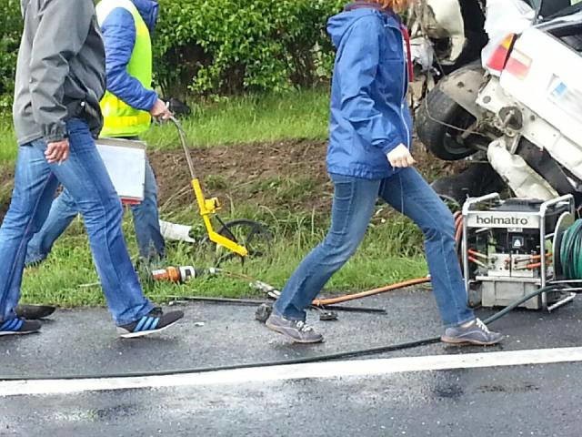 W wypadku koło Mostek pod Świebodzinem zginęły dwie kobiety, matka i córka, które jechały renault. Sprawca wypadku, kierowca bmw uciekł z miejsca zdarzenia.