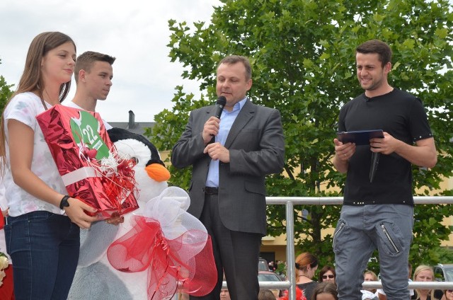 Tomasz Ciszewski, burmistrz Słubic, i mieszkańcy miasta wręczają Łukaszowi Fabiańskiemu upominek.