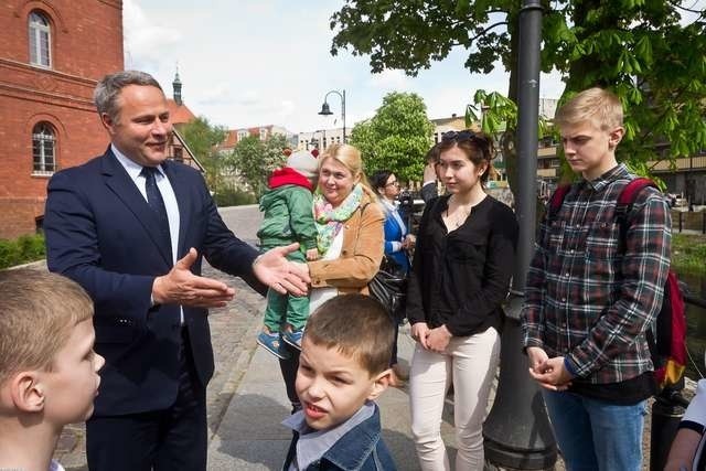 Rodziny w towarzystwie minister Piotrowskiej i prezydenta Bruskiego udały się w piatek na spacer na Wyspę Młyńską 