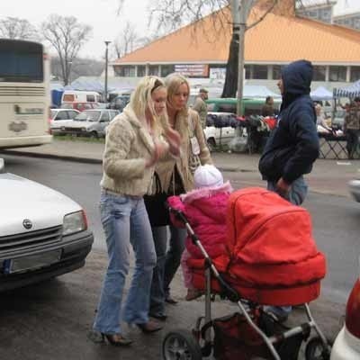 Zaparkować auto w pobliżu targowiska to duży problem. Będzie jeszcze gorzej, kiedy wiosną na targu zwiększy się ruch.