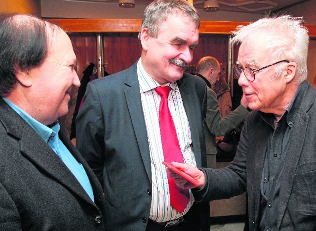 Jan Kanty Pawluśkiewicz z prawej z prezydentem Kielc Wojciechem Lubawskim i legendą NURT-u Krzysztofem Miklaszewskim.