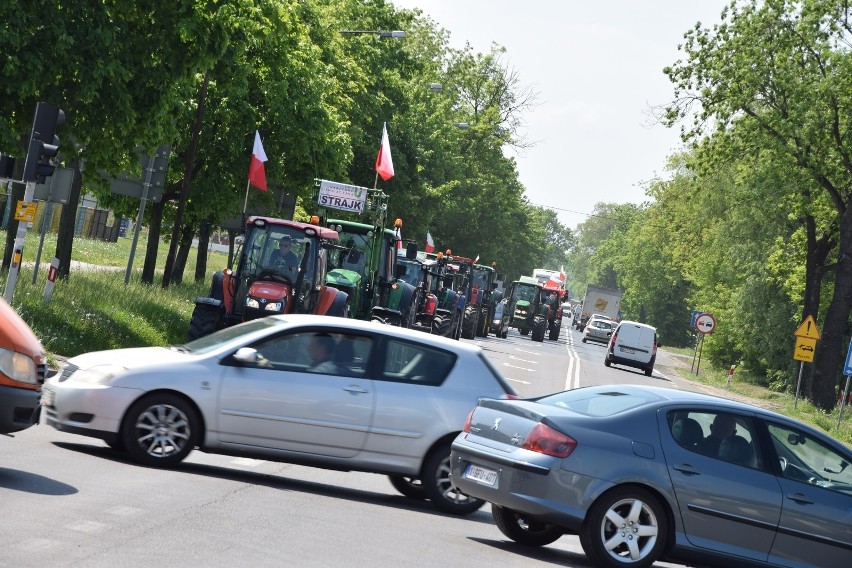 Rolnicy zablokowali drogi w Sieradzu. Jeszcze w maju kolejna akcja ma się odbyć w Warszawie  [ZDJĘCIA]