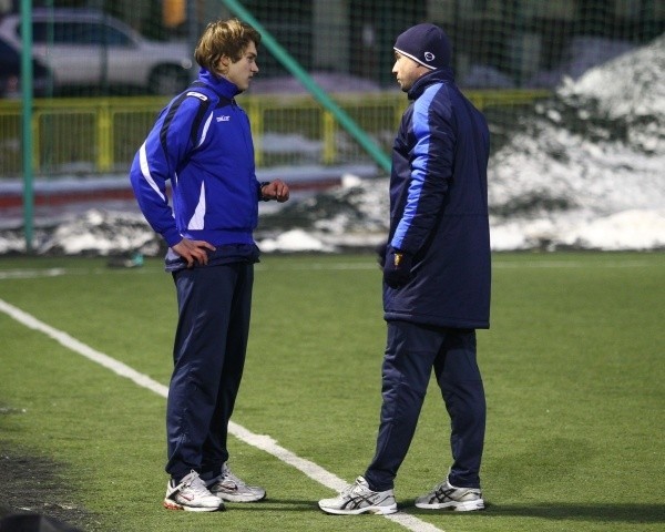 Mateusz Szałek (z lewej) już wkrótce może trafić do Pogoni. Na zdjęciu rozmawia z trenerem odpowiedzialnym za przygotowanie fizyczne,