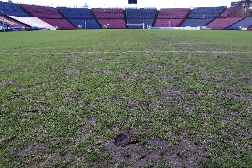 Prace kosmetyczne na murawie stadionu Pogoni Szczecin.