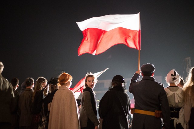 W niedzielę 11 listopada na placu przed słupskim ratuszem odbyła się &quot;Inscenizacja Polska Nieśmiertelna&quot;. Widowisko historyczne - sceny od czas&oacute;w sprzed uchwalenia Konstytucji 3 Maja, przez powstania narodowe, I Wojnę Światową, aż do otrzymania odzyskania niepodległości. Na koniec odbył się pokaz fajerwerk&oacute;w.