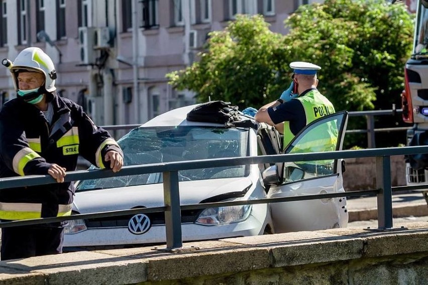 Tragiczny wypadek trzech aut. Trwa walka o życie kierowcy (ZDJĘCIA)