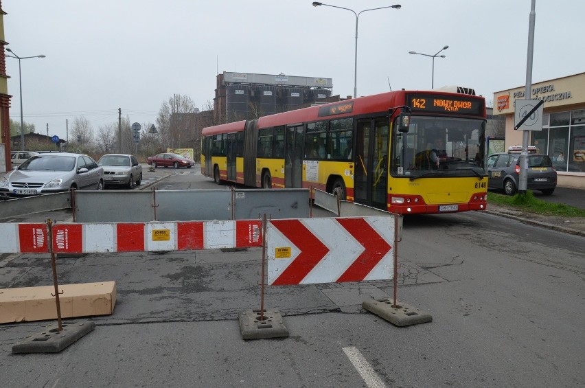 Wrocław: Uwaga! Jezdnia zapadła się na ulicy Bezpiecznej (ZDJĘCIA)