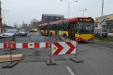 Wrocław: Uwaga! Jezdnia zapadła się na ulicy Bezpiecznej (ZDJĘCIA)