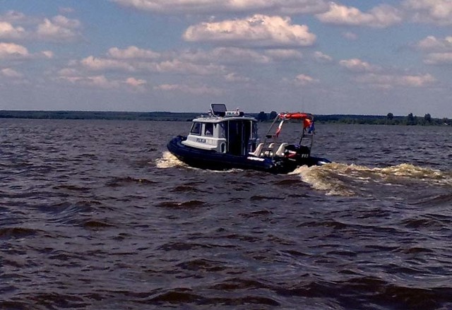 W ratowaniu rozbitków wzięli udział policjanci z patrolu wodnego