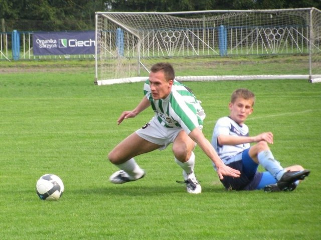 Tomasz Płonka (z lewej) trafił do bramki w trzecim meczu z kolei. Jego gol w Nowej Sarzynie otworzył wynik meczu.