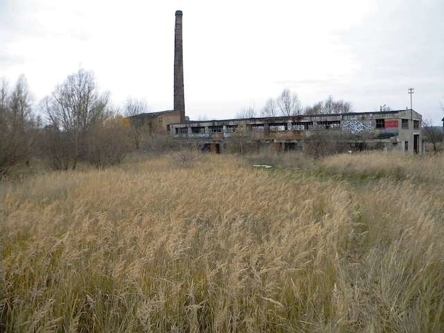 Po zburzeniu starej cegielni ma tu powstać kilka bloków mieszkalnych z lokalami na sprzedaż