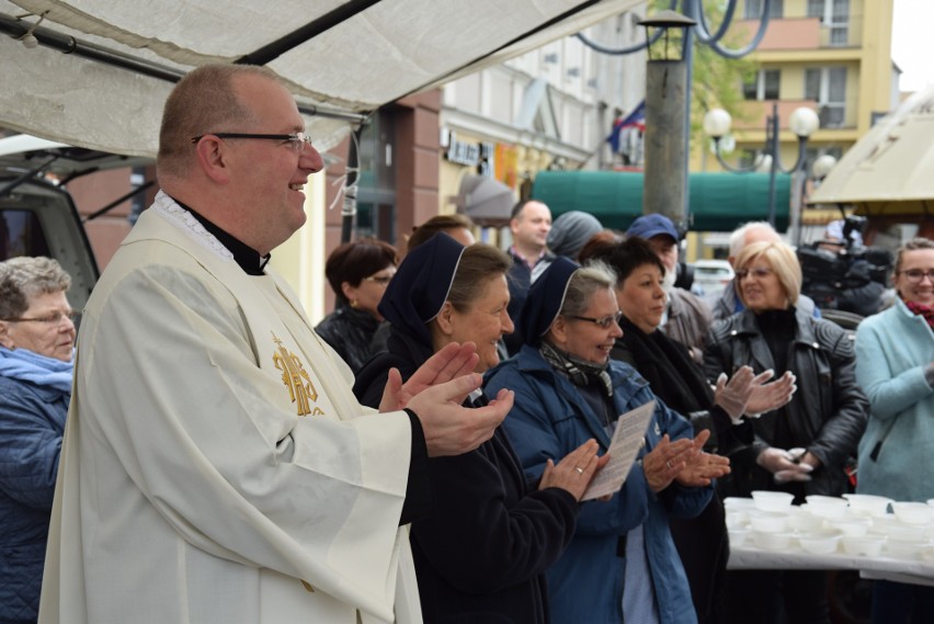 W Raciborzu poświęcono pokarmy i częstowano żurkiem