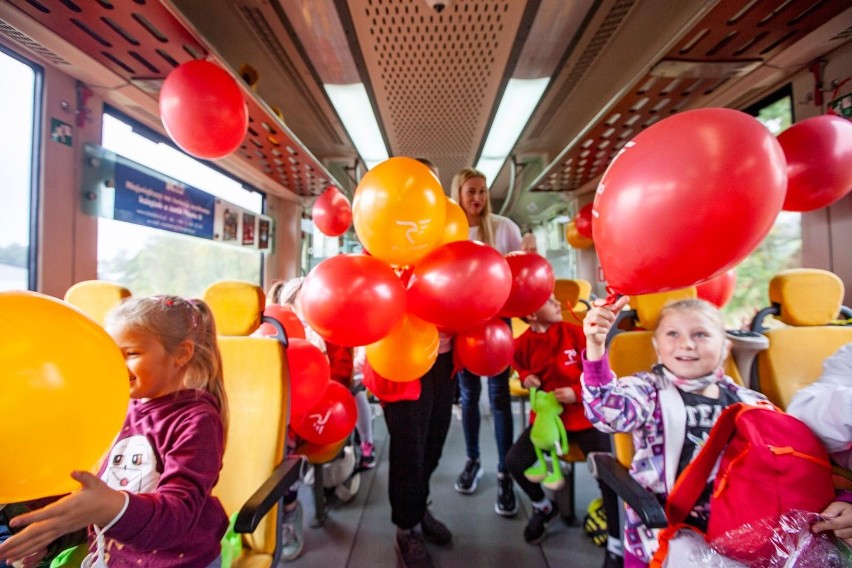 Pociąg przystrojono na tę okazję mnóstwem balonów