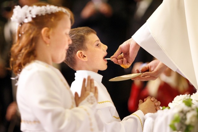 Rodzice chcą, by ich dzieci miały komunię jak w innych szkołach