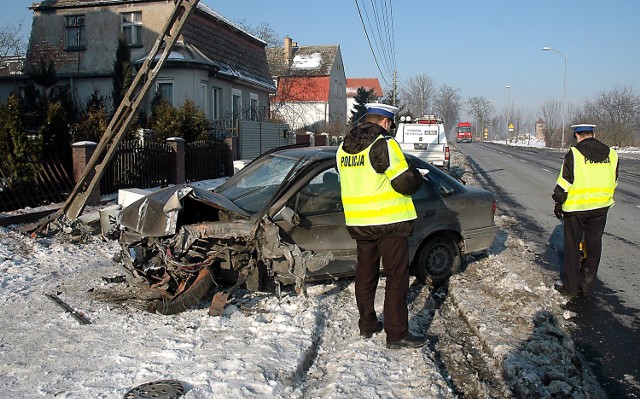 Rozbite mitsubishi i ford, złamany słup i jedna osoba ranna, to wynik wypadku na Szosie Polskiej.