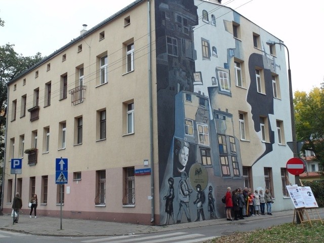 Na Bałutach przy ul. Organizacji WIN 10 znajduje się mural pamięci Haliny Szwarc-Kłąb.