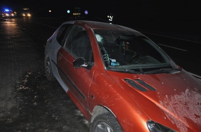24-letni kierowca potrącił 70-letniego pijanego przechodnia