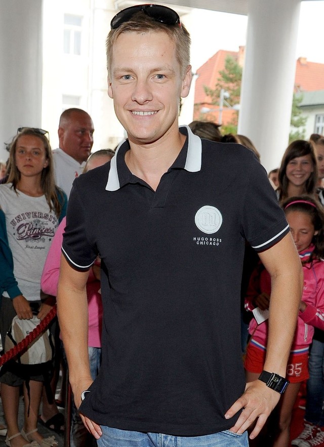 W Międzyzdrojach na Festiwalu Gwiazd w takich koszulkach znanych marek widywano między innymi Rafała Mroczka.