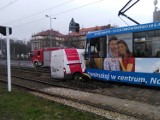 Wypadek na Powstańców Śląskich. Tramwaj wbił się w busa