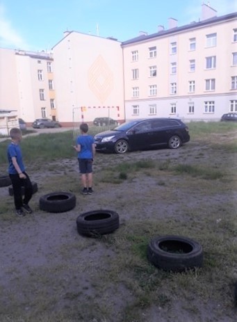 Dzieci z Piłsudskiego w Koszalinie walczą z kierowcami, którzy parkują na boisku 