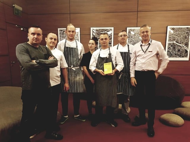 Zespół Essence w Hotelu Odyssey w Kielcach wraz z szefem kuchni Michałem Markowiczem (z lewej).