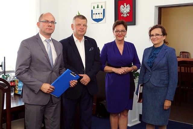 Od lewej: Jacek Sułek - Dyrektor Wydziału Infrastruktury i Rozwoju Urzędu Wojewódzkiego, senator Jarosław Rusiecki, Marzena Bernat - Wójt Gminy Brody, Agata Wojtyszek - Wojewoda Świętokrzyski.