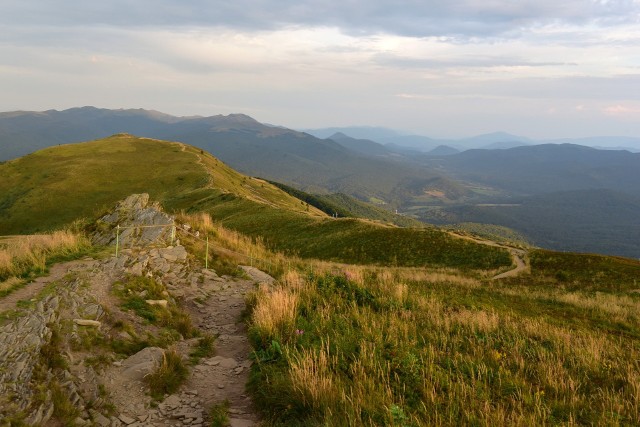 Widok z Połoniny Caryńskiej w kierunku wschodnim.