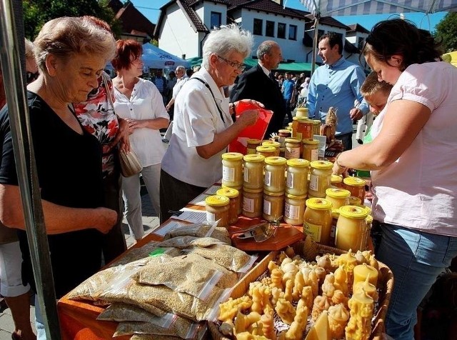 Pszczelarze zaprezentowali swoje tegoroczne zbiory. Dużym zainteresowaniem cieszyły się miody ogórecznikowy, a także ze spadzi iglastej oraz zielonkawy miód leśny, zachwycający aromatem żywicy.