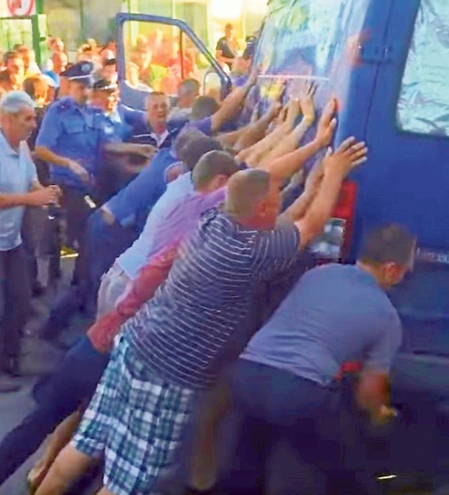 Tłum w Szeginiach usiłuje przewrócić samochód. Wczoraj po południu znowu mówiło się tu o możliwej blokadzie.