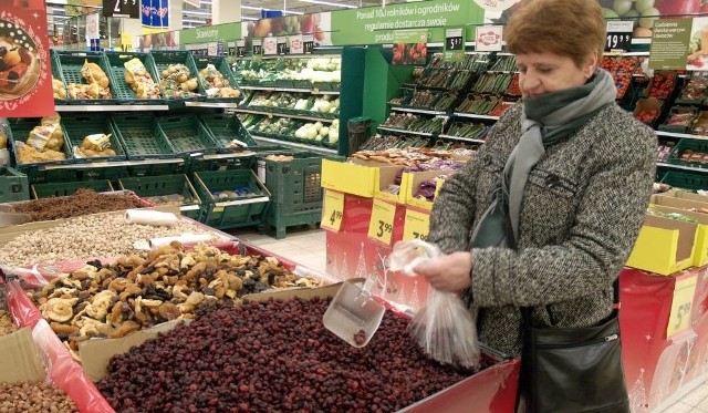 W wielu sklepach w promocji są bakalie. Nimi możemy w domu udekorować czy wzbogacić kupione gotowe dania.