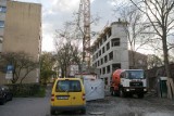 Wąski biurowiec wciska się między istniejące budynki. Kolejna "perełka" krakowskiej deweloperki. "Szafka na buty"