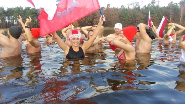 Wśród uczestników świątecznej kąpieli w zalewie Siczki dominował świetny i zarazem patriotyczny nastrój.