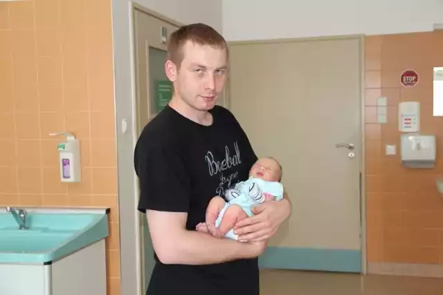 Daria Laskowska, córka Krystyny i Pawła z Ponikwi Dużej, gm. Goworowo urodziła się 11 czerwca. Ważyła 3310 g, mierzyła 56 cm. Na zdjęciu z tatą