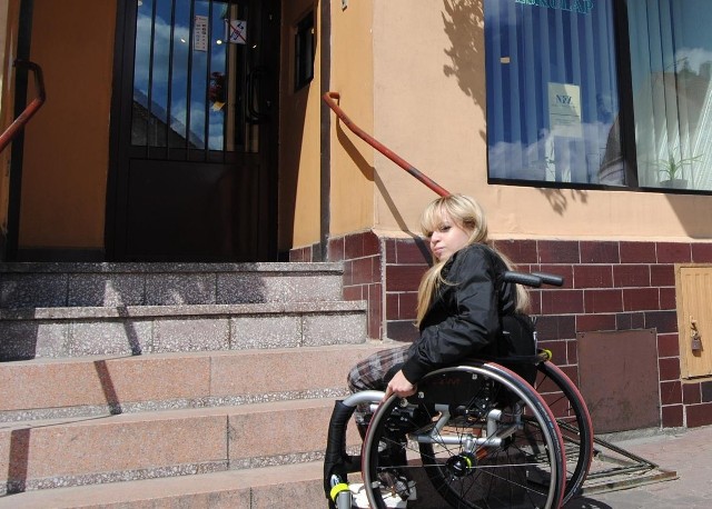 Jedno z miejsc niedostosowanych do osób niepełnosprawnych w naszym mieście to całodobowa apteka. W tej sytuacji dziewczyna jest w pełni uzależniona od dobrych chęci ludzi. A tych czasem brakuje..