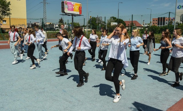 Jedną z atrakcji imprezy "Erasmus z Ekonomikiem - Twoje drzwi do Europy" był wspólny integracyjny taniec uczniów.