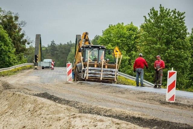 Na rozbudowę i modernizację infrastruktury drogowej w nowej perspektywie unijnej region zdobył ponad 136 mln euro. Na zdjęciu: przebudowa drogi wojewódzkiej nr 254: Brzoza - Łabiszyn. 