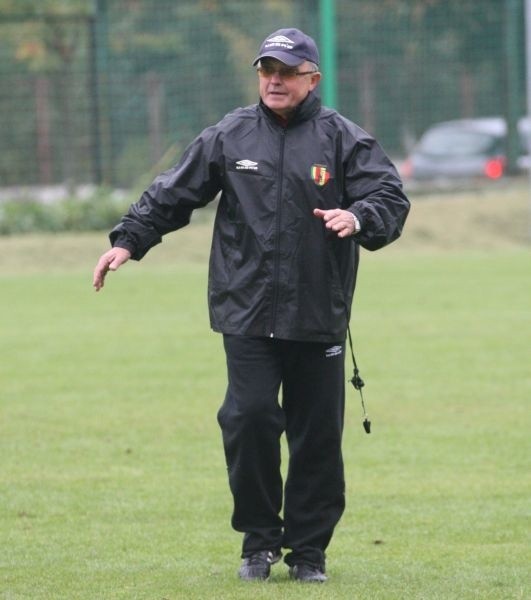 Trener Włodzimierz Gąsior zaplanował w poniedziałek trening w terenie, a później piłkarze poćwiczą z piłkami na boisku.