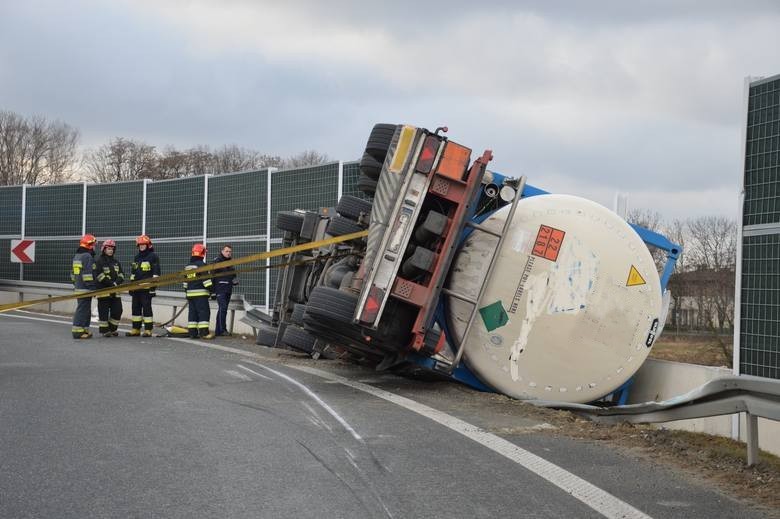 Tarnów. Zablokowany wjazd na autostradę A4 w kierunku Krakowa. Przewrócona cysterna tarasuje drogę [ZDJĘCIA]